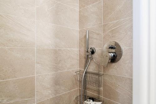 une douche avec pommeau de douche dans une salle de bain dans l'établissement White Loft Como Central - The House Of Travelers, à Côme