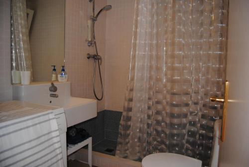 y baño con cortina de ducha y aseo. en Mistral - 322, en Llafranc