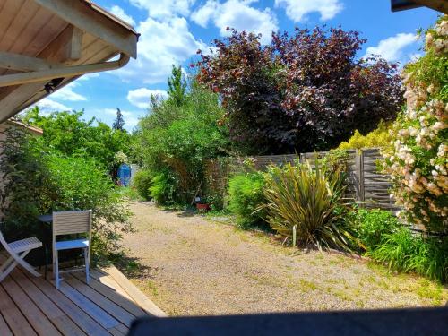 una terraza de madera con un banco en la parte superior en OH ! MADIANA, en Saint-Jean-dʼIllac