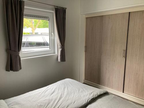 - une chambre avec un lit à côté d'une fenêtre dans l'établissement Haus Moseltraum, à Coblence