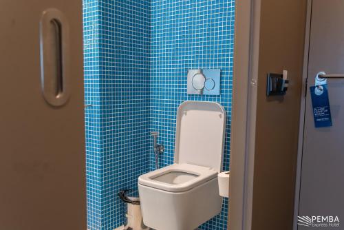 A bathroom at Pemba Express Hotel