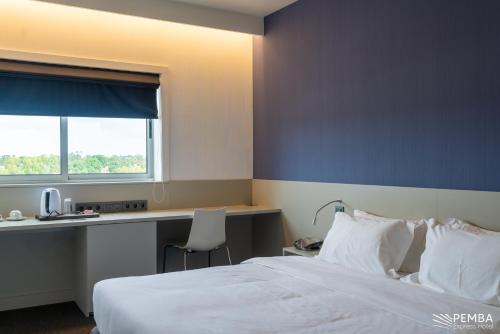 Postel nebo postele na pokoji v ubytování Pemba Express Hotel