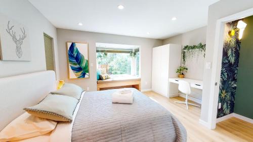 um quarto com uma cama grande e uma secretária em @ Marbella Lane - SJ Designer Home 3BR Ldry+P em San José