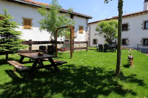 a picnic table in the yard of a house at Casa Rural Juanserena by Clabao in Echarren