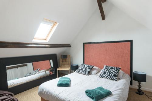 多維爾的住宿－Le Teck，一间卧室设有一张大床和一个窗户。