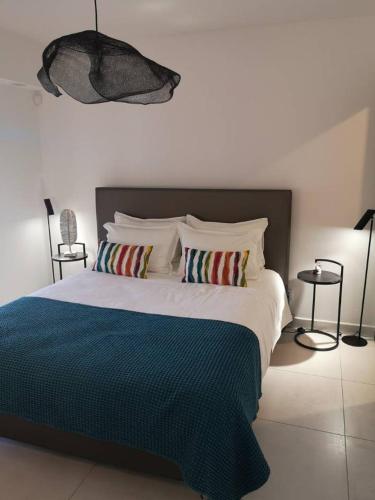 une chambre avec un grand lit avec deux oreillers dans l'établissement Résidence Exclusive Resort, à Saint-Tropez