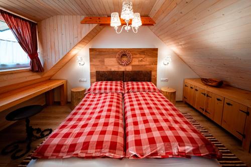 Ένα ή περισσότερα κρεβάτια σε δωμάτιο στο Chalets Dedinky