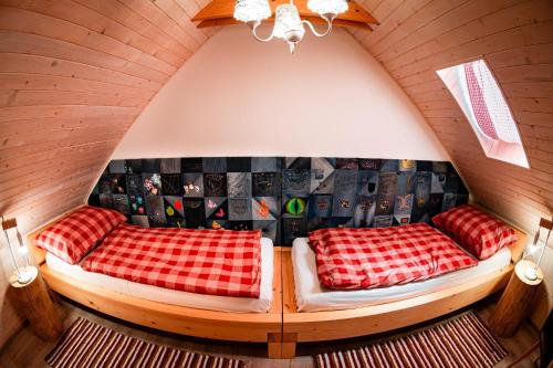 Ένα ή περισσότερα κρεβάτια σε δωμάτιο στο Chalets Dedinky