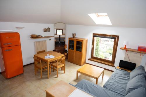 een woonkamer met een blauwe bank en een tafel bij Lake Attic in Villa Lina in Riva del Garda