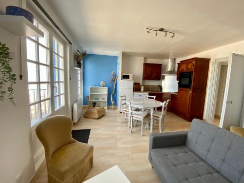 un salon avec un canapé et une table dans l'établissement Villa Le Grand Large, à Mers-les-Bains