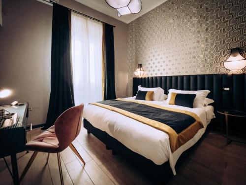 ein Schlafzimmer mit einem großen Bett und einem Fenster in der Unterkunft Mi Hotel Home in Rom