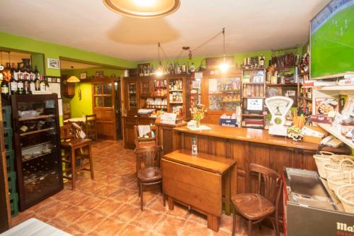 a shop with a counter and chairs in a room at Casa Les Pedroses in Campiellos
