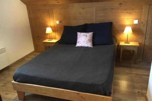 Ένα ή περισσότερα κρεβάτια σε δωμάτιο στο Apt 2 chambres en duplex Chalet des Rennes Vars 2000m Piscine intérieure et extérieure