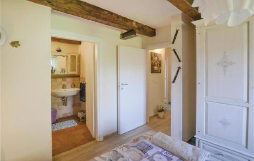 een badkamer met een wastafel en een toilet in een kamer bij ROBY'S NIDO in Chiusi della Verna