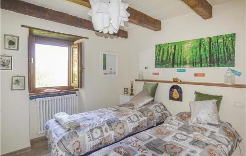 een slaapkamer met een bed, een bank en een raam bij ROBY'S NIDO in Chiusi della Verna