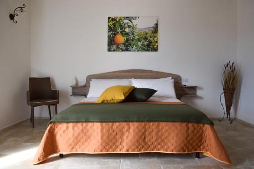 1 dormitorio con 1 cama grande con manta naranja en Masseria Signora Cecca, en Fasano