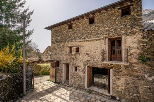 zewnętrzny widok na kamienny dom w obiekcie Casa Mora Vall Fosca w mieście Central