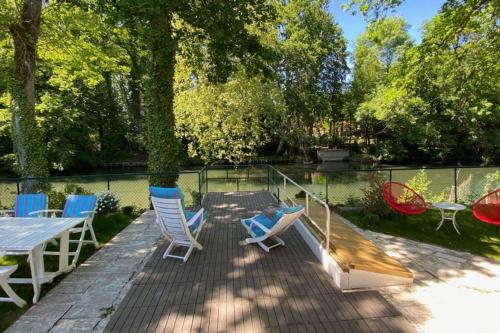 un groupe de chaises assises sur une terrasse avec une table dans l'établissement Loire Nature, proche de la ville, à Orléans