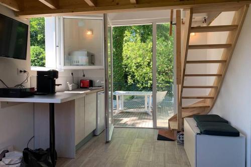 une cuisine avec un escalier menant à une porte coulissante en verre. dans l'établissement Loire Nature, proche de la ville, à Orléans