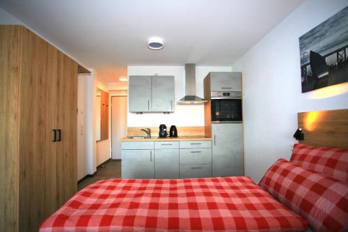 una cocina con una mesa de cuadros roja y blanca en Überlinger See-Apartments Apartment 2 Über-See, en Überlingen