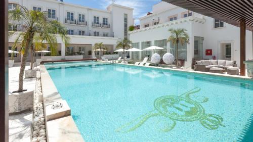 uma grande piscina com um polvo pintado nela em Alentejo Marmòris Hotel & Spa, a Small Luxury Hotel of the World em Vila Viçosa
