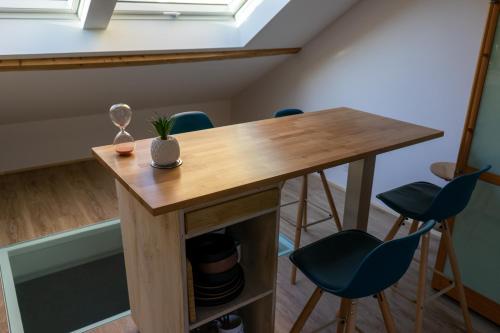 une table dans une pièce avec des chaises bleues dans l'établissement Au petit Marius, à Cannes