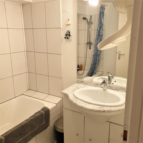 une salle de bain blanche avec un lavabo et une douche dans l'établissement The View Fellering, à Fellering