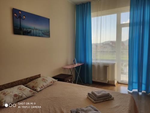 ムカチェヴォにあるApartments Domovik квартира с видом на гори Парканія 21のベッドと大きな窓のある寝室