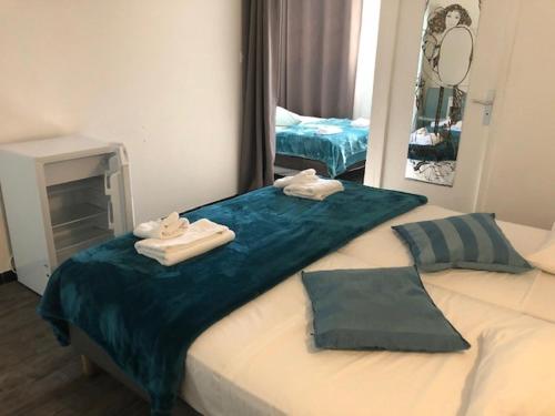 - une chambre avec un lit et des serviettes dans l'établissement Le Castelet, à Saintes-Maries-de-la-Mer