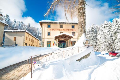 un edificio con la neve davanti di Abetone e Piramidi Resort ad Abetone