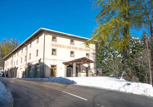 un edificio sul lato di una strada innevata di Abetone e Piramidi Resort ad Abetone