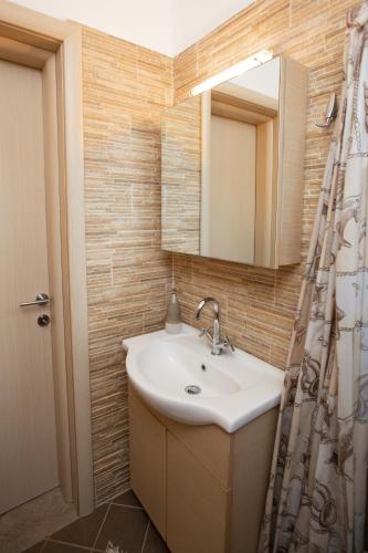 a bathroom with a sink and a mirror at Villa Vergia in Sozopoli