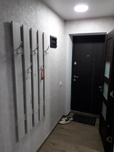 korytarz z czarnymi drzwiami i czarnymi drzwiami sidx sidx sidx w obiekcie Stefan 16-50 w mieście Bielce
