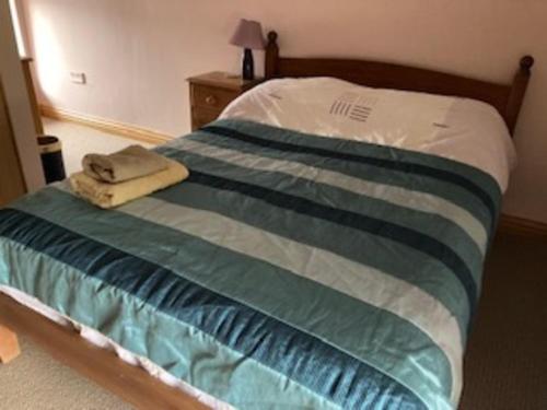Una cama o camas en una habitación de Cosy 2-Bed Cottage with Garden near Carlisle