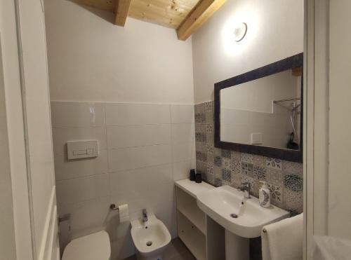 a bathroom with a sink and a toilet and a mirror at Xeniahome in Castelvetrano Selinunte