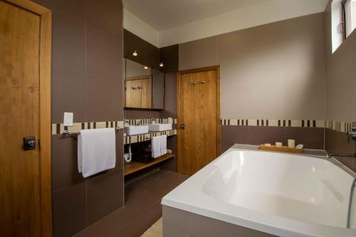 比亞米爾港的住宿－Flip Flop House，大型浴室设有大浴缸。