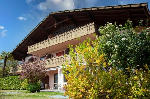 - un bâtiment avec un balcon et des arbres dans l'établissement Hotel Schönbrunn, à Merano