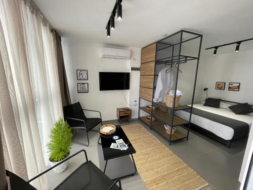 un piccolo soggiorno con un letto e un divano di Vela Apartament 2 a Sarandë