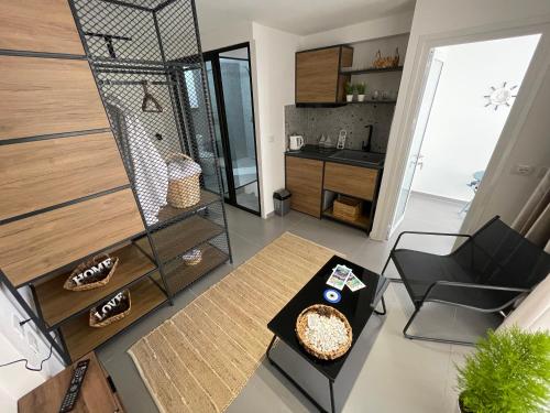 un soggiorno con una scala e un tavolo di Vela Apartament 2 a Sarandë