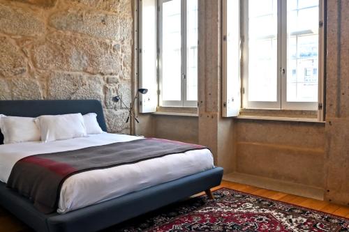 a bedroom with a bed and a window at Oporto Chic&Cozy - Ribeira in Porto
