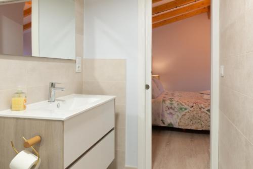 uma casa de banho com um lavatório e um quarto em Casa Doade, en A Ribeira Sacra em Doade