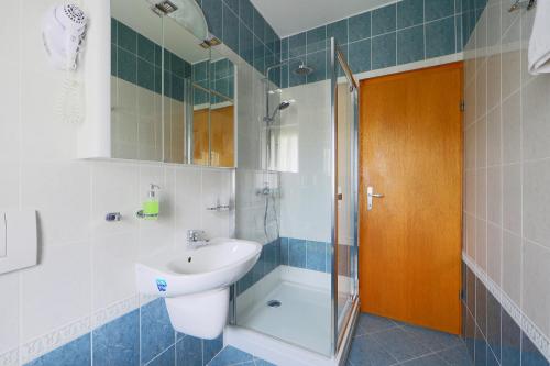 y baño con lavabo y ducha. en Balazs Villa, en Balatonfüred