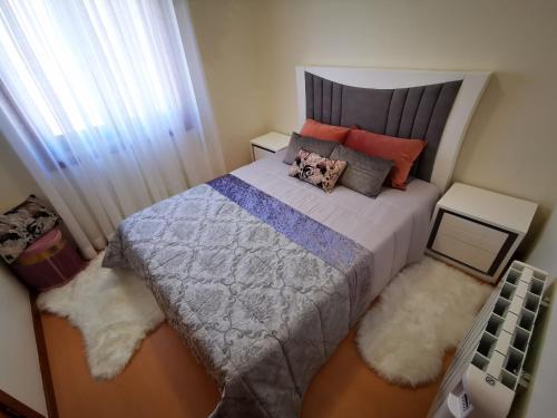 1 dormitorio con 1 cama con 2 almohadas en Vagueira casa férias, en Aveiro