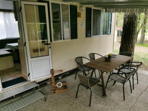 einen Tisch und Stühle vor einem Haus in der Unterkunft Hama Mobilehome Grado in Grado