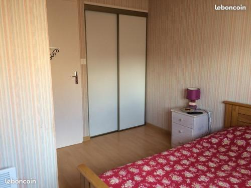 En eller flere senge i et værelse på MAISON T2 WIFI Parking Privé Les Sables d'Olonne 9mn à Pied Plage Présidents