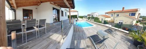 uma varanda de uma casa com piscina em Histria apartment with own private pool near the beach em Banjole