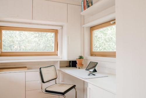 eine Küche mit einem Schreibtisch und einem Laptop auf der Theke in der Unterkunft Tiny House, Kleinod im Grünen in Emstek