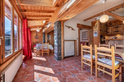 - un salon avec une table et des chaises dans une maison dans l'établissement Chalet Quatre Saisons, à Saint-Gervais-les-Bains