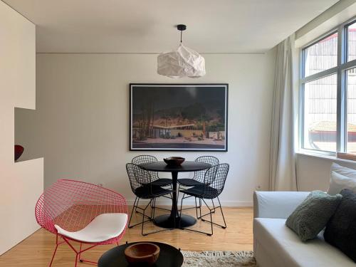 un soggiorno con tavolo e sedie di Oporto Chic & Cozy - Santa Catarina a Porto