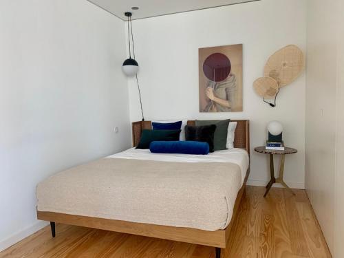 una camera da letto con un letto con un cuscino blu di Oporto Chic & Cozy - Santa Catarina a Porto